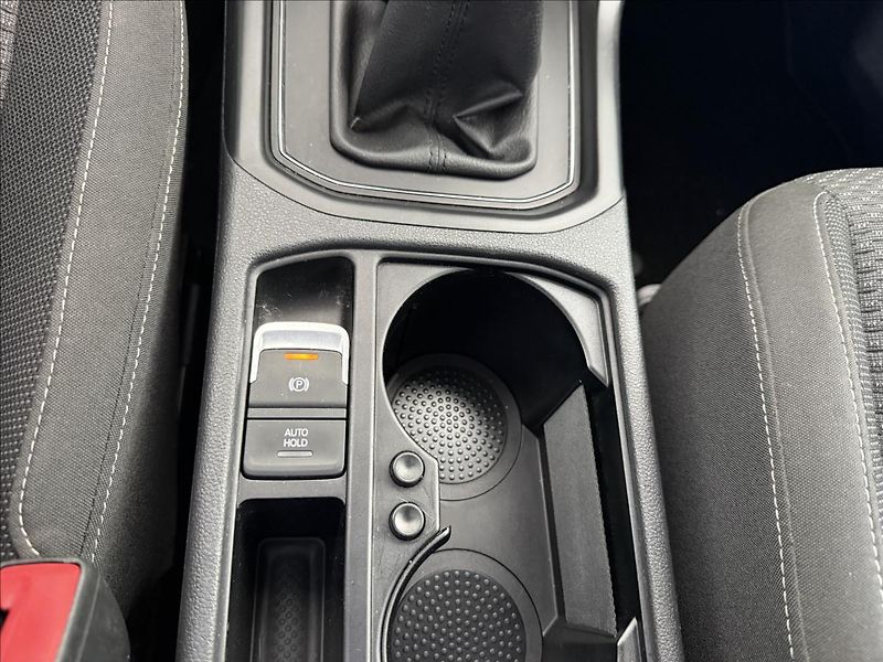 Volkswagen Touran 2,0   TDI 110kW,1.MAJ,7MÍST,TA - fotka 19 z 28