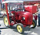 Traktor Porsche Junior Diesel s kabinou.