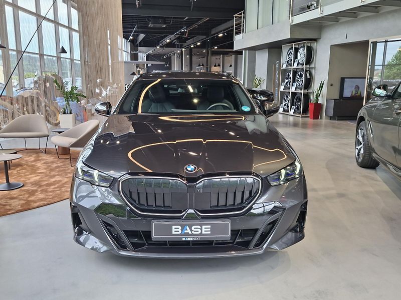 BMW Řada 5 540d xDrive Touring M-Sport  - fotka 2 z 27