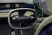 Písmena tvořící název automobilky budou i na volantu
