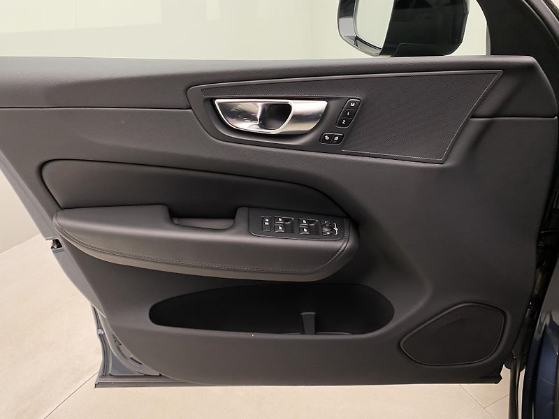 Volvo XC60 B4 AWD DARK PLUS AUT CZ - fotka 7 z 60