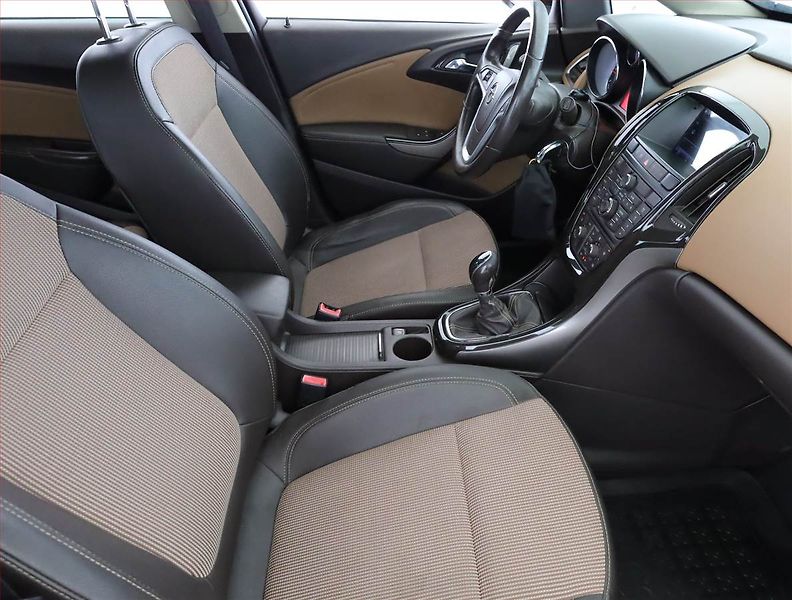 Opel Astra (2013) 2.0 CDTI, Xenony, Tempomat - fotka 7 z 15