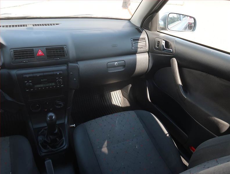 Škoda Octavia (2003) 1.6, po STK, oblíbený vůz - fotka 8 z 15