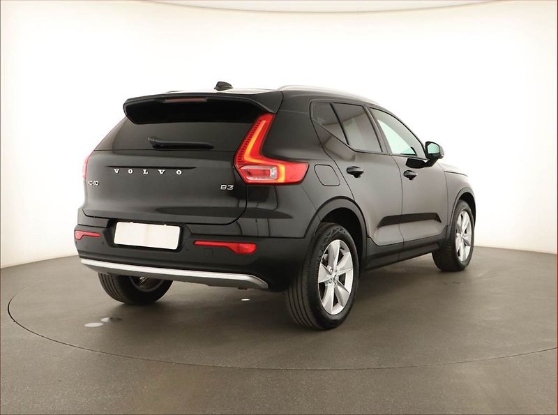 Volvo XC40 (2022) B3 - fotka 5 z 18