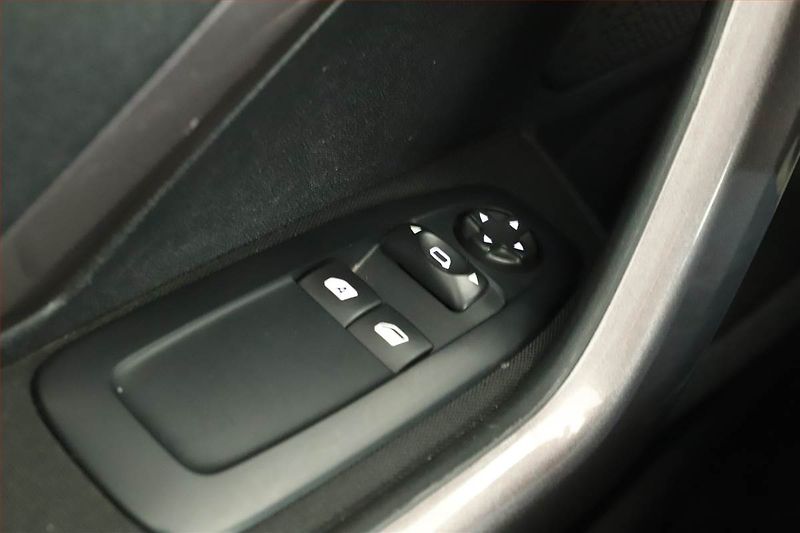 Peugeot 2008 (2015) 1.6 VTi, Tempomat - fotka 10 z 18