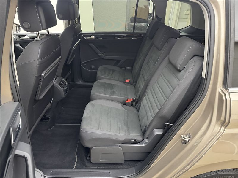Volkswagen Touran 1,4 DSG KAMERA TAŽNÉ 1.MAJ ČR - fotka 30 z 38