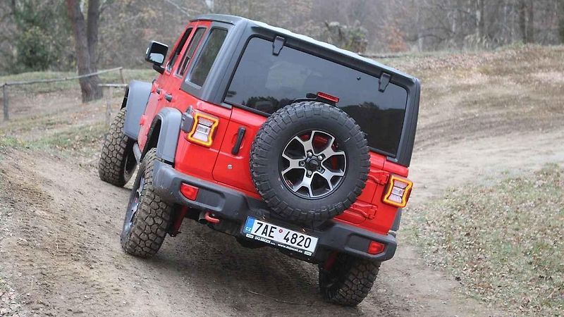 Ve standardním provedení umí nový Wrangler projet až 76 cm hluboký brod. Jednoduchým zvýšením sání z něj ale uděláte ponorku.