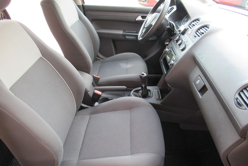 Volkswagen Caddy 1.6 TDI KLIMA TAŽNÉ - fotka 17 z 31