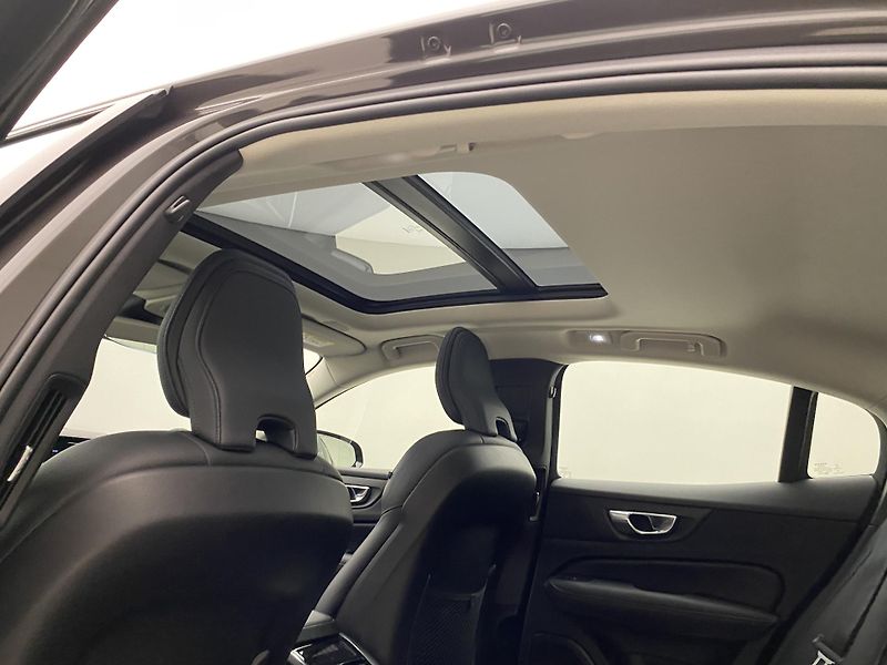 Volvo S60 B5 AWD DARK ULTIMATE REZERVACE - fotka 24 z 58