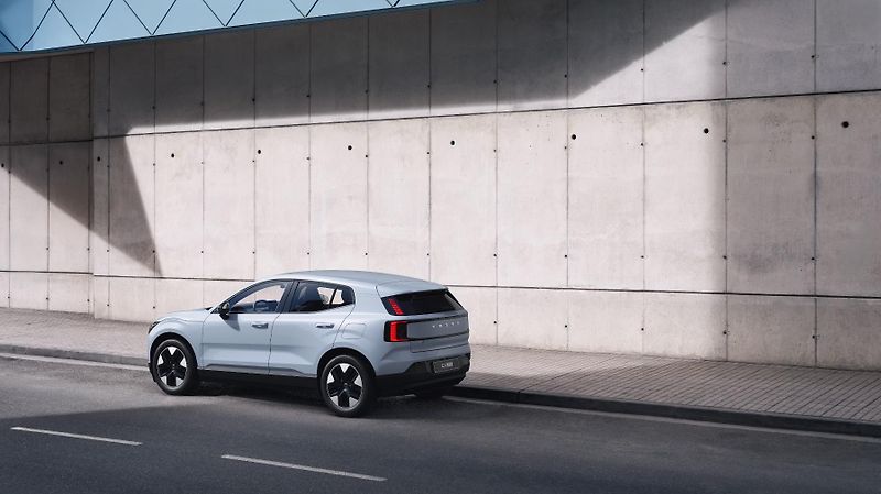 Volvo EX30 (2026) P5 RWD CORE AUT - fotka 14 z 23