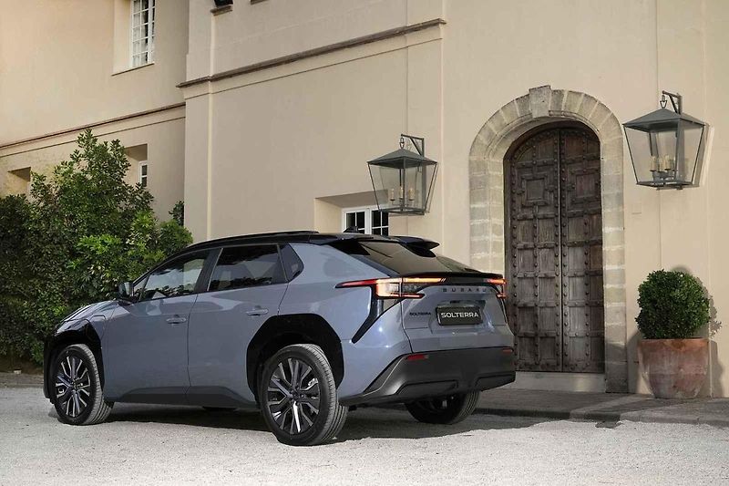 Místy muselo elektrické Subaru Uncharted projíždět i obtížnějším terénem.