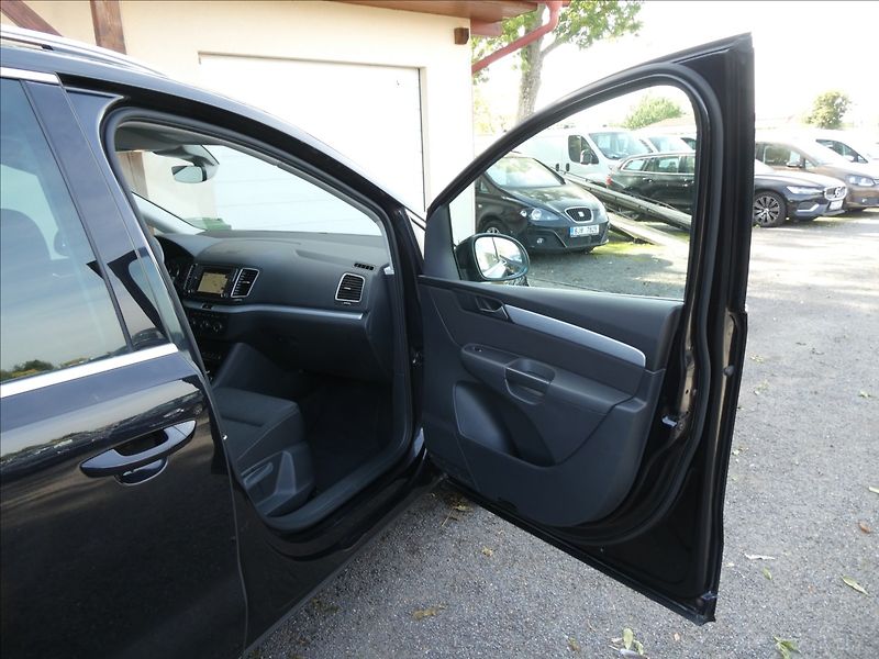 Volkswagen Sharan 2,0 TDi 110kW serviska, závěs - fotka 28 z 50