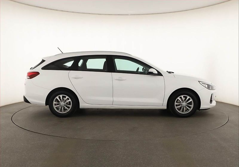 Hyundai i30 (2017) 1.0 T-GDI, Tempomat - fotka 6 z 16