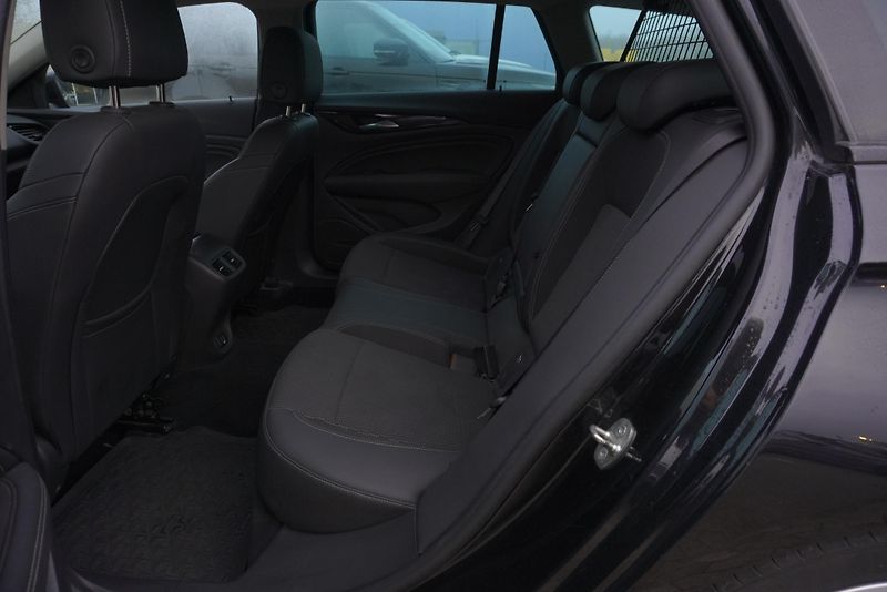 Opel Insignia 2,0T 260PS SPORTS TOURER 4X4 A - fotka 25 z 31
