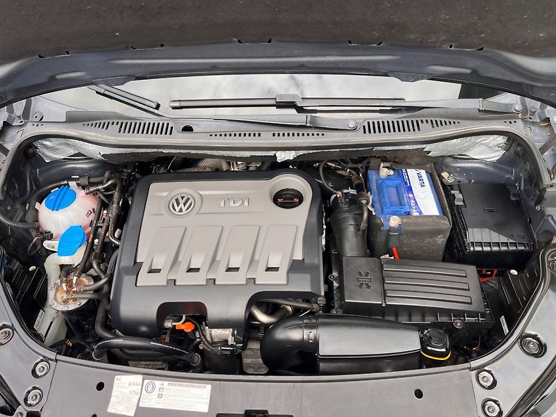 Volkswagen Touran (2012) 2.0 TDi Bi-Xenon , Top Stav - fotka 21 z 21