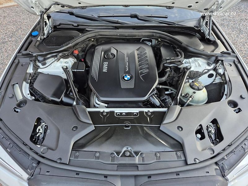BMW Řada 5 (2017) 530d 195KW xDRIVE MSPORT Line - fotka 17 z 50