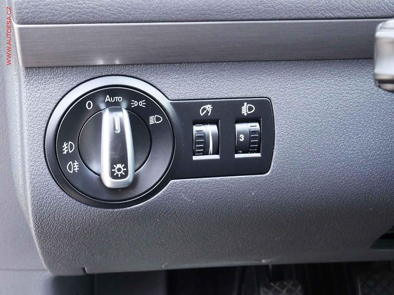 Volkswagen Touran (2012) 2.0 TDi, 1.maj, AC, park - fotka 15 z 18