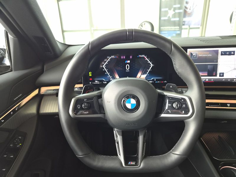 BMW Řada 5 520 xDrive - fotka 23 z 38
