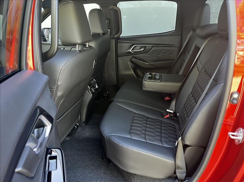 Isuzu D-Max 1,9 Double Cab  6AT V-Cross 4x - fotka 9 z 27