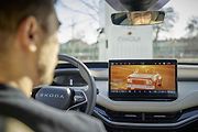 Celý proces placení se přesouvá z fronty u pokladny přímo na dotykové obrazovky palubních systémů. U vozů Škoda systém využívá integrovanou navigaci a online služby.