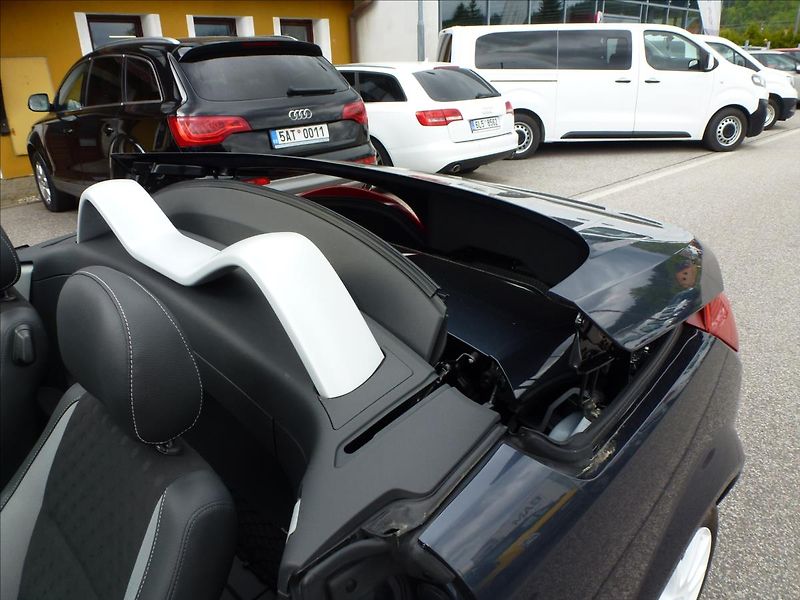 Opel Tigra 1,4 16V Roadster Cabrio - fotka 14 z 48