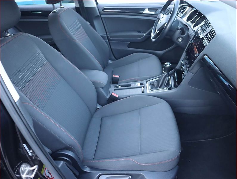 Volkswagen Golf (2018) 1.0 TSI, Navi, Tempomat - fotka 9 z 18
