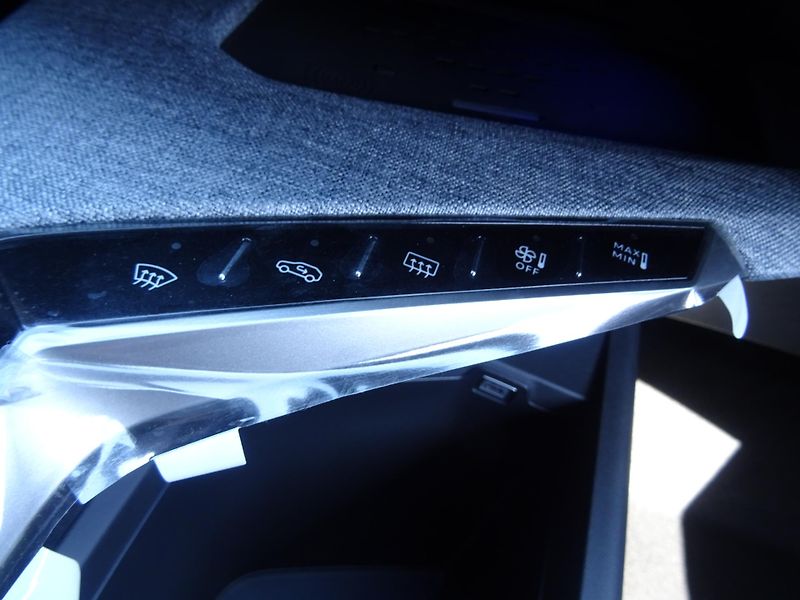 Peugeot 3008 (2026) BUSINESS Hybrid 145k e-DCS6 - fotka 39 z 49
