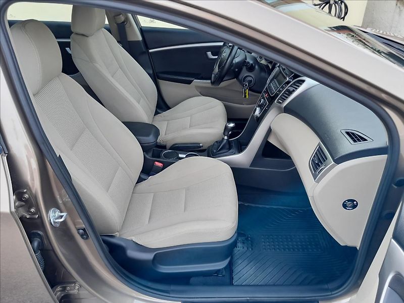 Hyundai i30 1,4i16V 73kW - fotka 28 z 48