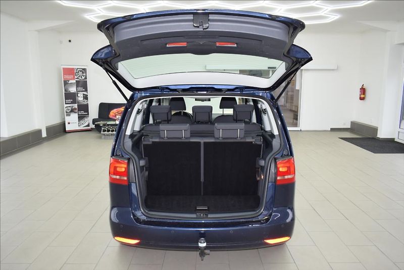Volkswagen Touran 1,6 TDi, 7-míst,NAVI,1.maj., - fotka 13 z 29