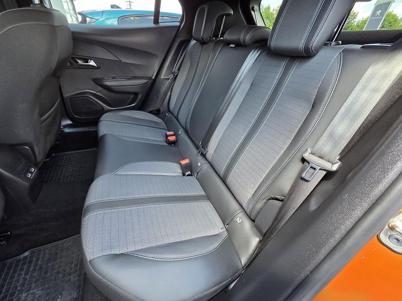 Peugeot 2008 (2022) 1.2 PT 100 ALLURE PACK MAN6 - fotka 10 z 27