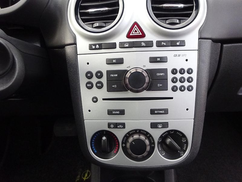 Opel Corsa 1.4i 74kW AUTOMAT SERVISKA - fotka 13 z 26