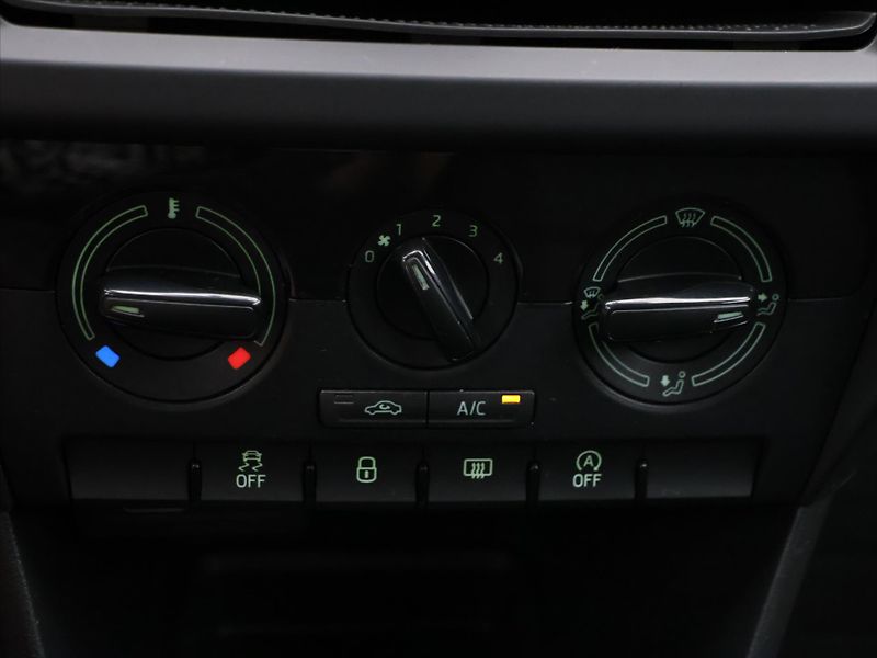 Škoda Rapid 1,0 TSI 70kW Active CZ DPH - fotka 16 z 24