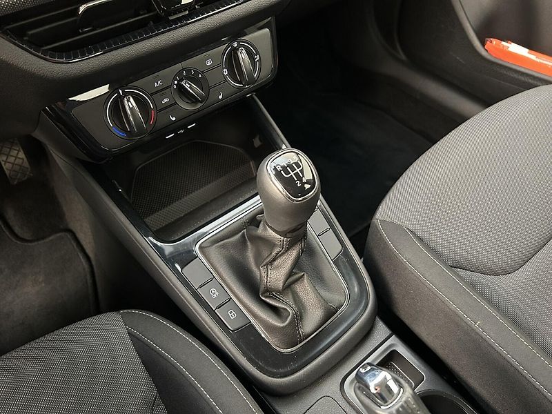 Škoda Fabia 1.0 MPI Selection - fotka 19 z 23