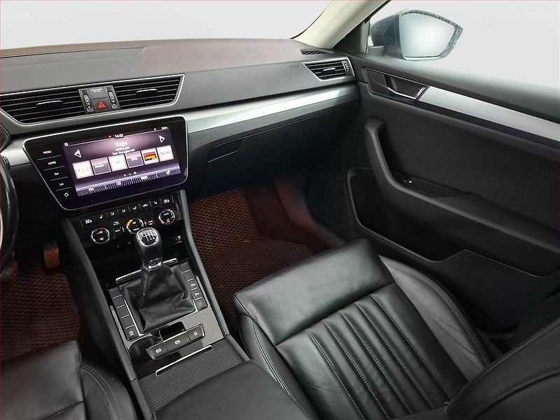 Škoda Superb (2018) 1.6 TDI, Kůže, Navi, Tempomat - fotka 8 z 21