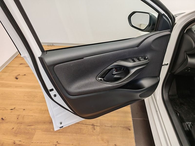 Toyota Yaris 1.5 Hybrid e-CVT Style - fotka 18 z 35