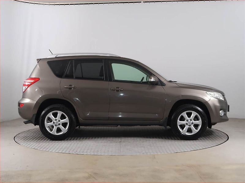 Toyota RAV4 (2011) 2.2 D-4D, 4X4, Tempomat - fotka 6 z 17