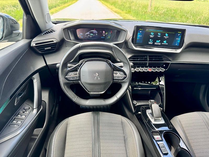 Peugeot 2008 (2021) 50kWh, SoH 90%, 360° Kamera - fotka 9 z 17