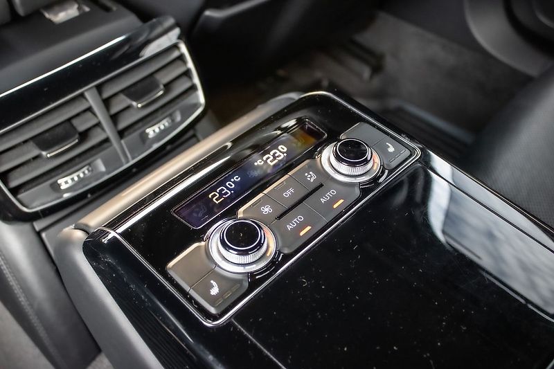 Audi S8 - fotka 28 z 30