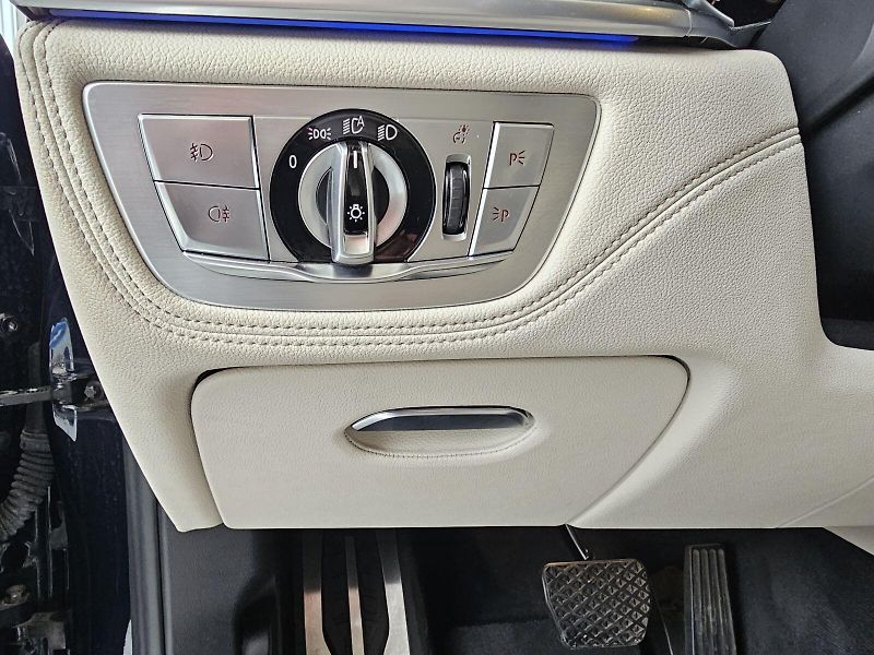 BMW Řada 7 750d xDrive - fotka 14 z 37