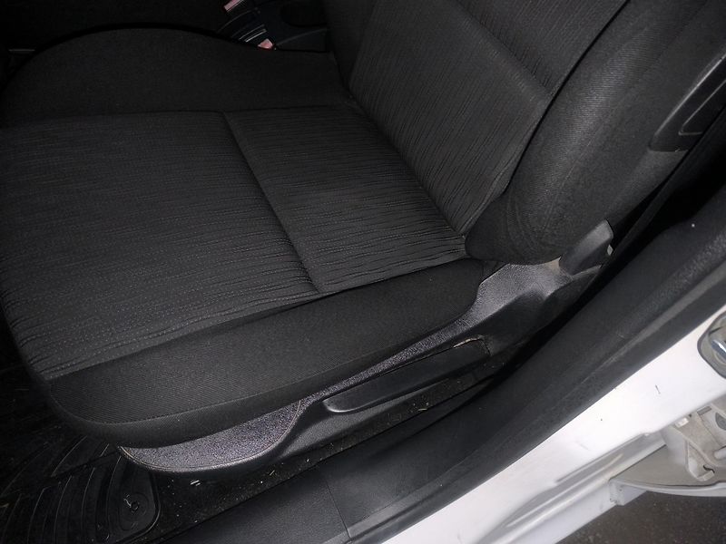 Peugeot 207 1,4i54KW,PĚKNÝ,120KM,1MAJ63LET - fotka 16 z 21