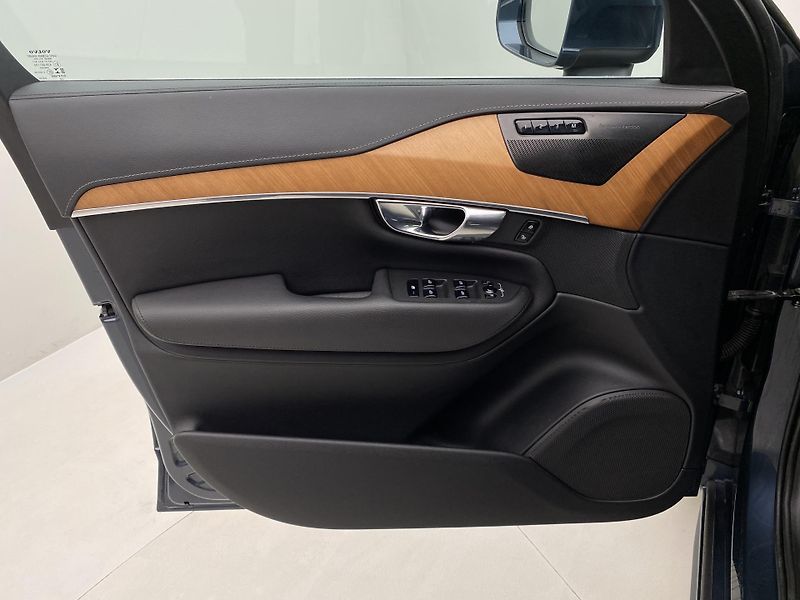 Volvo XC90 B5 AWD INSCRIPTION REZERVACE - fotka 7 z 46