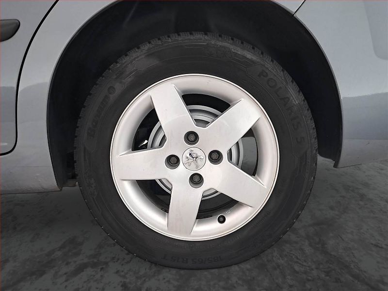 Peugeot 207 (2010) 1.4 VTi, po STK, zamluveno - fotka 14 z 17