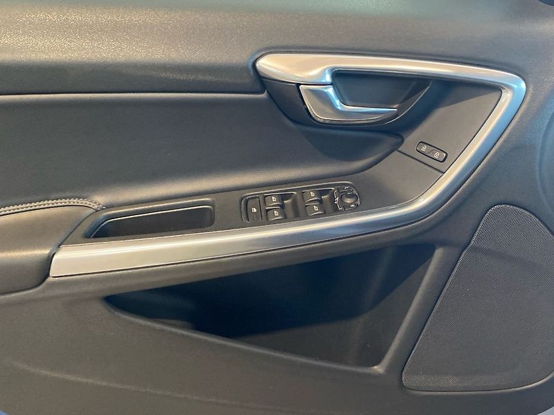 Volvo V60 D3 FWD MOMENTUM - fotka 26 z 30