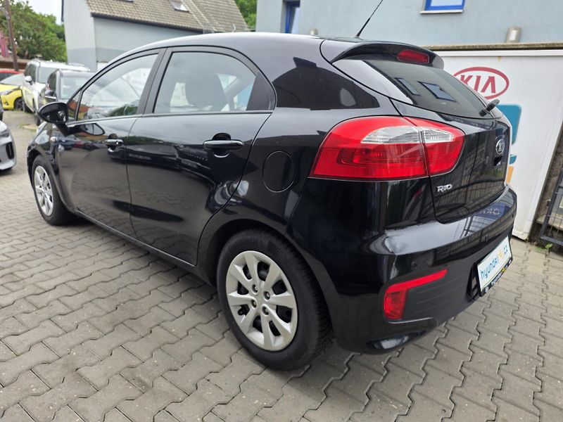 Kia Rio 1.2-KLIMA-SENZORY-CENTRÁL - fotka 8 z 12
