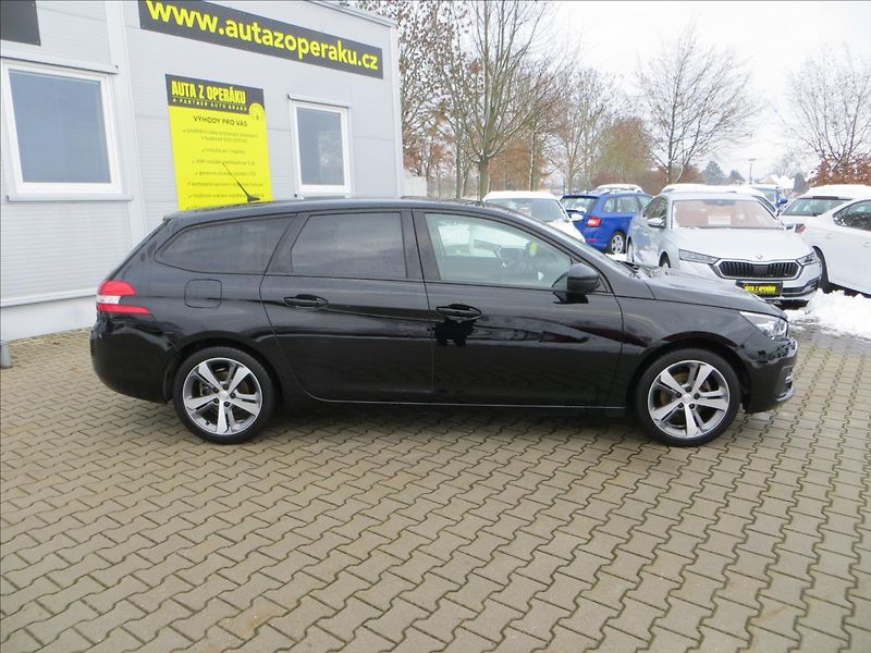 Peugeot 308 1,2 PureTech AUT8 S&S SW ČR - fotka 10 z 23