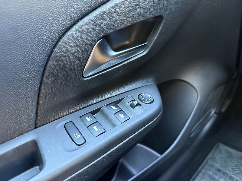 Opel Corsa e 50kWh Elegance - fotka 32 z 37