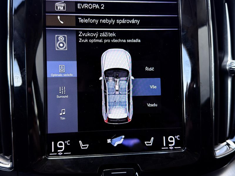 Volvo XC60 B4 AWD (nafta) // REZERVACE - fotka 40 z 47