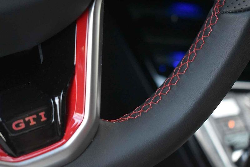 Volkswagen Golf GTI se cítí skvěle na méně frekventovaných silnicích.