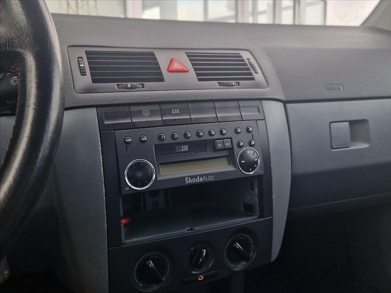 Škoda Fabia 1,4 i 16V AC HEZKÝ NÁJEZD - fotka 20 z 22