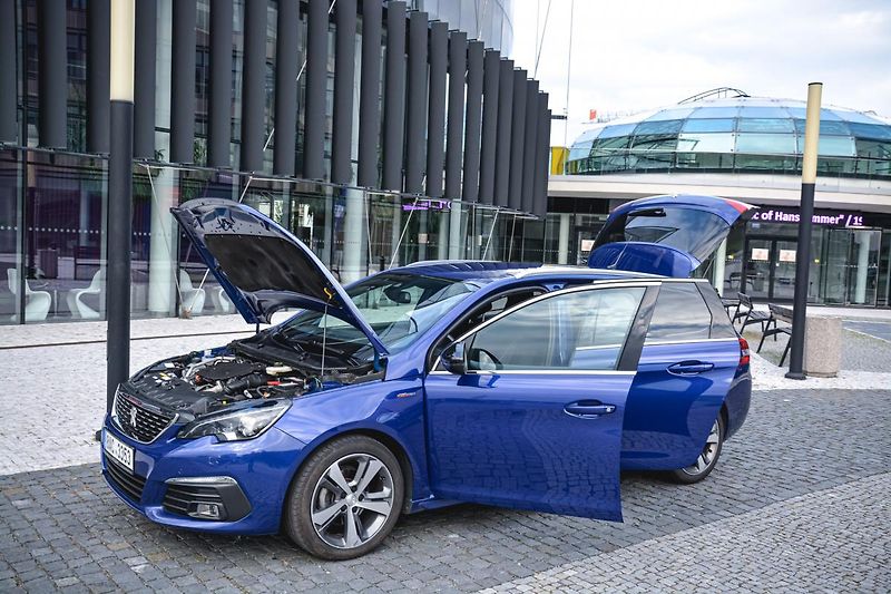 Peugeot 308 (2020) GT NAVI1.5 BlueHDi ČR 1MAJITEL - fotka 11 z 33